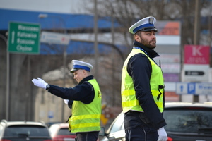 policjanci ruchu drogowego stojący na drodze i kierujący ruchem