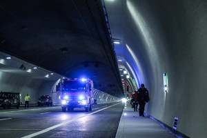 jadący samochód ciężarowy podczas podczas ćwiczeń w tunelu