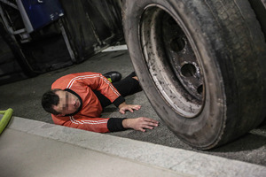 osoba leżącą z urazami obok koła samochodu ciężarowego jadący samochód ciężarowy podczas podczas ćwiczeń w tunelu