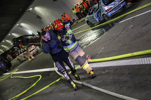 strażak prowadzący poszkodowanego podczas ćwiczeń w tunelu