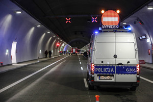 radiowóz policyjny z wyświetlana tablica na dachu pojazdu wypadek podczas ćwiczeń w tunelu