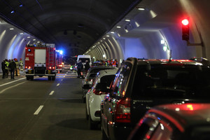 stojące w korku samochody na krawędzi jezdni podczas ćwiczeń w tunelu