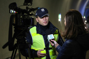 rzecznik policji udzielający informacji mediom podczas ćwiczeń w tunelu