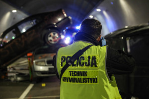 policjant technik wykonywujący zdjęcia podczas ćwiczeń w tunelu