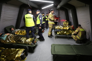 namiot z osobami poszkodowanymi podczas ćwiczeń w tunelu