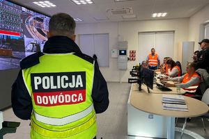 policjant z kamizelką policja dowódca wewnątrz pomieszczenia dowodzenia podczas ćwiczeń w tunelu