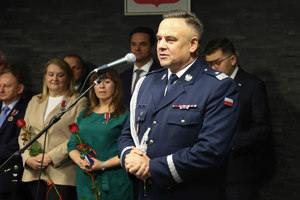 przemawiający do mikrofonu komendant wojewódzki policji w Krakowie