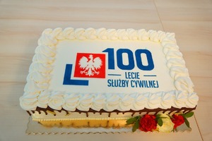 tort na którym jest logo 100-lecia służby cywilnej