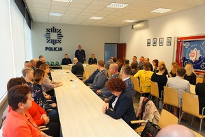 zdjęcie przedstawiające sale i zgromadzonych pracowników cywilnych podczas przemówienia pana komendanta powiatowego Policji
