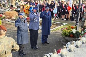 komendanci po złożeniu kwiatów salutują w stronę pomnika