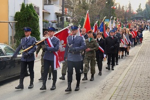 maszerujący na czele pochodu poczet sztandarowy suskich policjantów