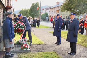 składający komendant kwiaty przy pomniku w suchej beskidzkiej