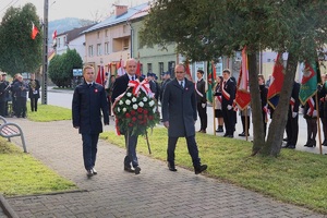 idący z wieńcem przedstawiciele miasta Sucha Beskidzka