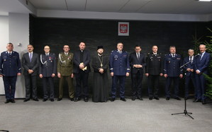komendant wojewódzki małopolskiej policji stojący w obecności innych komendantów pana wojewody i innych zaproszonych gości podczas spotkania opłatkowego
