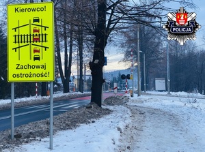 przejazd kolejowy w Suchej Beskidzkiej na ulicy zamkowej przed którym znajduję sie tablica z informacją dla kierowców by zachowaj ostrożność