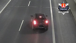 samochód osobowy w tunelu