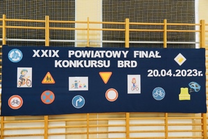 Tablica na hali z sportowej z nazwą XXIX powiatowego konkursu brd