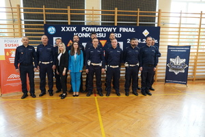 pozujący do zdjęcia policjanci i pracownicy policji pomagający przy finale turnieju