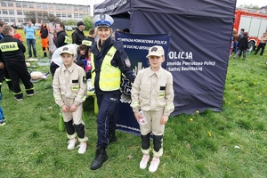 policjantka z ruchu drogowego pozująca do zdjęcia z młodymi strażaczkami