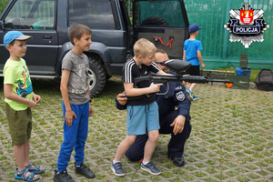 chłopiec strzelający kulkami z farbą w obecności policjanta