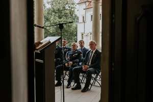 Komendant Wojewódzki Policji siedzący podczas mszy wraz z komendantami suskiej jednostki Policji