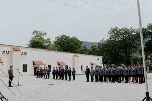 Zastępca komendanta wojewódzkiego Policji Witający Policjantów stojących na dziedzińcu