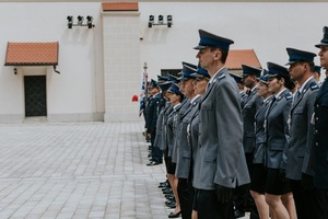 policjanci awansowani stojący w szeregu na zamku