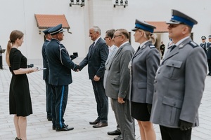 Burmistrz Suchej Beskidzkiej odbierający odznaczenie od przewodniczących związków zawodowych policjantów