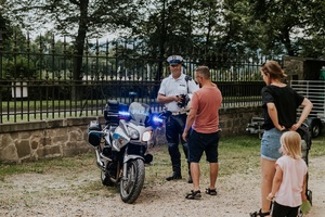 policjant prezentuje swój motocykl tacie i jego synowi