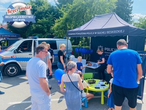 grupa osób stojąca przy stoisku suskiej komendy