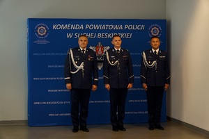 Komendant Wojewódzki stojący w obecności Komendanta Powiatowego Policji w Suchej Beskidzkiej i jego 1 zastępcy