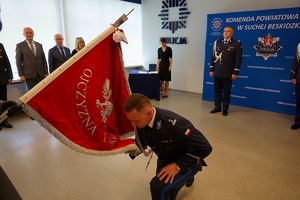 Komendant Powiatowy Policji w Suchej Beskidzkiej całujący sztandar suskiej Policji