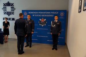 Komendant Powiatowy Policji składający meldunek Komendantowi Wojewódzkiemu