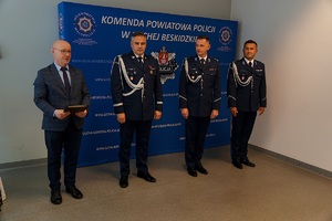 Starosta suski przemawiający do gości w obecności Komendanta Wojewódzkiego oraz komendanta  Powiatowego w Suchej Beskidzkie