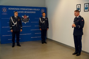 Komendant Powiatowy policji przemawia do gości w obecności Komendanta Wojewódzkiego