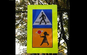 znak drogowy przejścia dla pieszych oraz tzw agatka