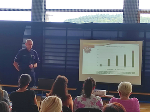 policjant opowiada na temat liczby fałszywych sklepów i rozwagi przy zakupach siedzących przed nim rodziców