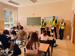 Suscy Policjanci ruchu drogowego prowadzą zajęcia z uczniami szkoły podstawowej na temat bezpieczeństwa na drodze