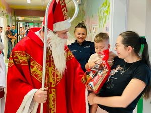 chłopczyk odbierający prezent od świętego mikołaja