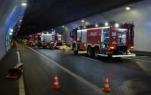 radiowozy strażackie stojące w tunelu