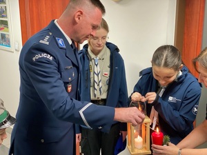 odpalający świecę Komendant