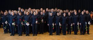zdjęcie grupowe nowych policjantów z Komendantem Wojewódzkim i Wojewodą
