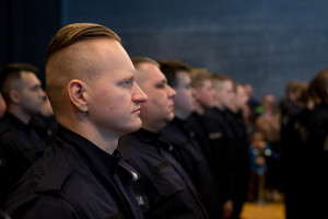 zdjęcie stojącego w szeregu policjanta