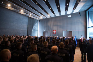 stojący w szeregach policjanci podczas uroczystości ślubowania