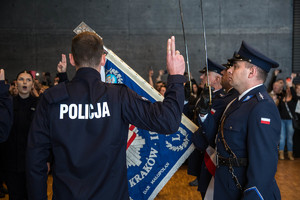 policjanci stojący przy sztandarze podczas ślubowania