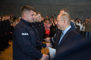 Pan Komendant Wojewódzki Policji wręcza nowym policjantom legitymacje policyjne