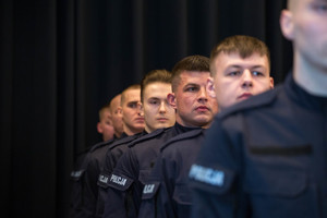 policjanci stojący jeden za drugim podczas uroczystości ślubowania