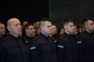 zdjęcie stojących w szeregu nowych policjantów