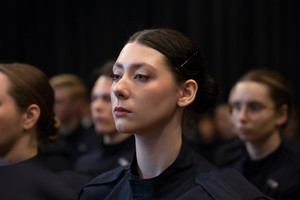 zdjęcie twarzy policjantki stojącej podczas uroczystości ślubowania