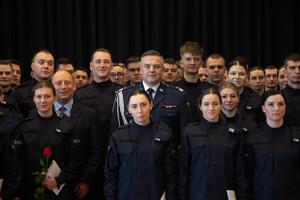 stojący w szeregach policjanci podczas uroczystości ślubowania a w śród nich Komendant Wojewódzki Policji